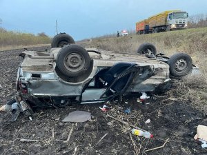 В Тербунском районе в перевернувшейся иномарке пострадали водитель и пассажир